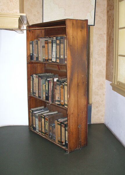 Bestand:AnneFrankHouse Bookcase.jpg