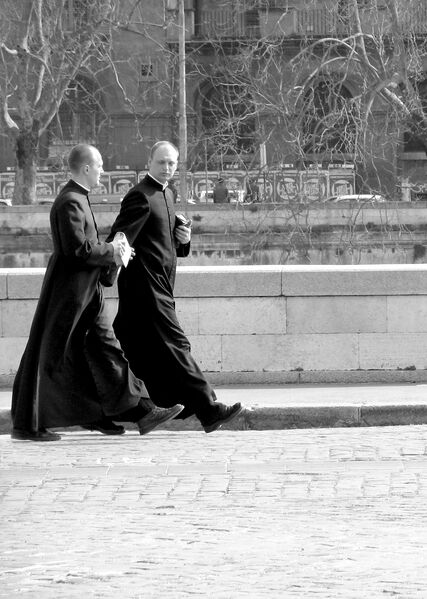 Bestand:Priests rome.jpg