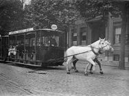 Dubbel bespannen paardentram met twee open rijtuigen. De banken staan in vis-à-vis-opstelling. Stationsplein Utrecht, 1908
