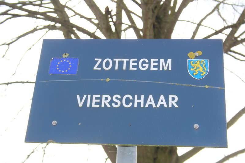 Bestand:Vierschaar Zottegem 01.jpg
