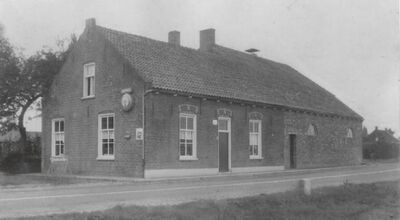 Kerklaan 7 'Huis ten Halve' Het café in de volksmond genaamd "De zeven Scheuren", of "de 14 billekes".