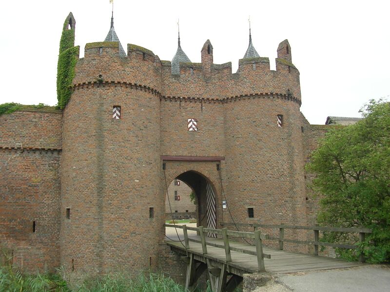 Bestand:Kasteel doornenburg poortgebouw.jpg