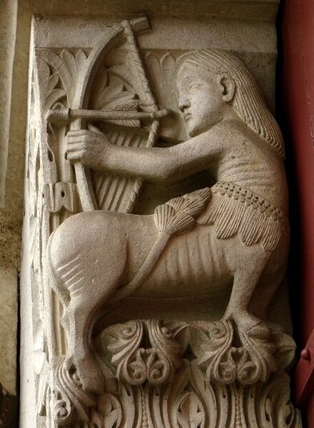 Bestand:Vézelay Portail Centauresse 220608.jpg