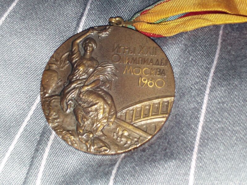 Bestand:1980 Summer Olympics bronze medal.jpg