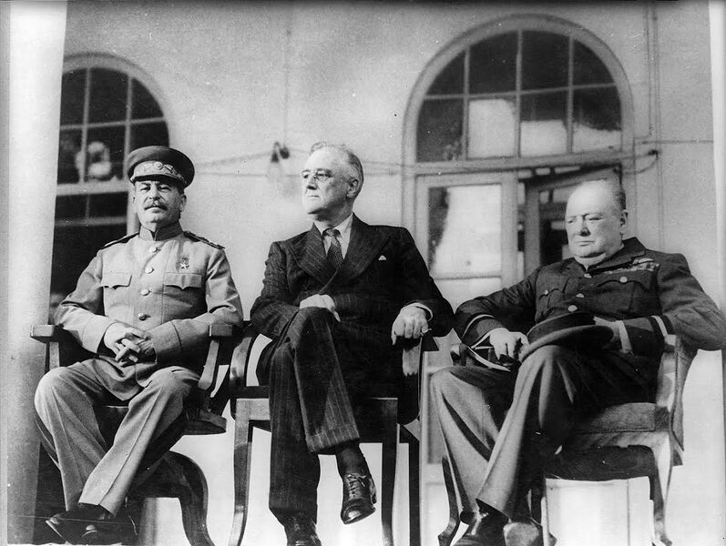 Bestand:Jozef-Stalin-Conferentie-Teheran-1943-Franklin-Roosevelt-Winston-Churchill.jpg