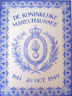 de versie uit 1949 t.g.v. het 135 jarig bestaan van het korps: een granaat met gesloten vlam binnen een riem met gesp en de woorden ZONDER VREES EN ZONDER BLAAM. Gedekt met een koninklijke kroon en omringd door een krans van een eikentak en een lauwertak. Voorpagina van het jubileumnummer van het tijdschrift “De Koninklijke Marechaussee”