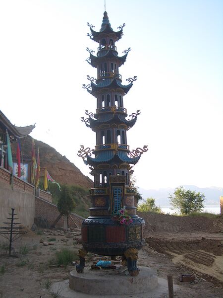 Bestand:5938-Linxia-County-Daxiahe-valley-new-temple-ritual-furnace.jpg