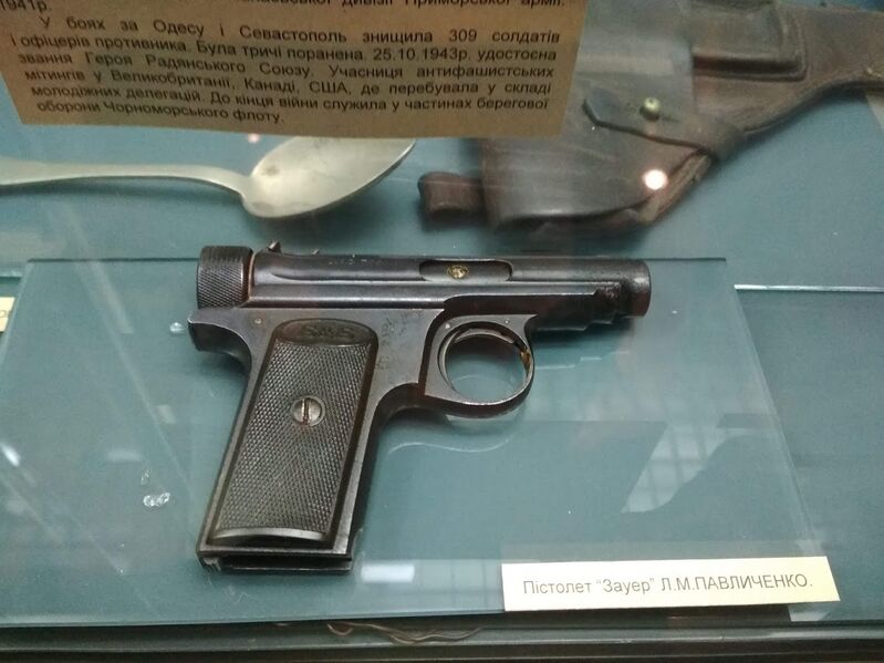 Bestand:Lyudmila Pavlichenko's Sauer 1913 pistol.jpg