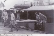 De stoffelijke overschotten worden aan land gebracht