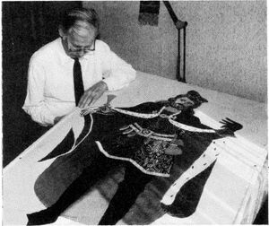 R. Hulshof maakt vaandel - Bron: gedenkboek 200 jaar parochie Heilige Bavo Raamsdonk